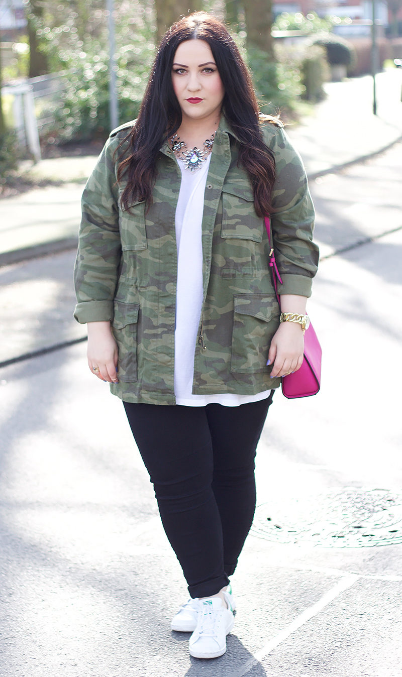 military jacke mit statement kette