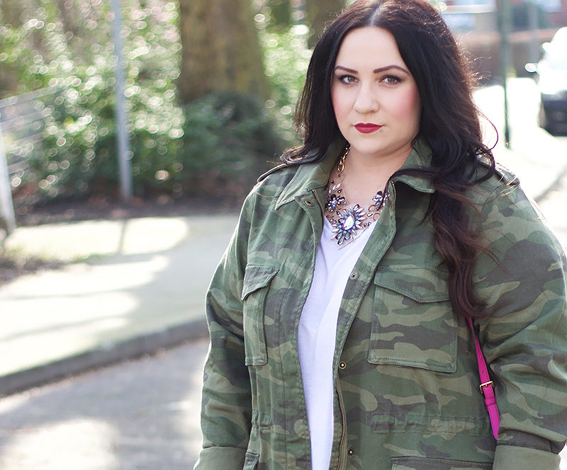 weiße bluse mit militär jacke